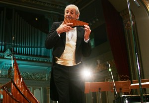 CONCERT GHEORGHE ZAMFIR. La Ateneul Roman, maestrul Gheorghe Zamfir si naiul sau au inaltat o ruga muzicala pentru sufletul Papei Ioan Paul al II-lea, "Totus tuus".  MARIN RAICA/JURNALUL NATIONAL