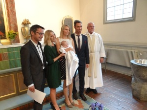 Preotul Claesson, părinţii, copilul şi naşii după ceremonie.