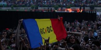 AC/DC ÎN PIAŢA CONSTITUŢIEI DIN BUCUREŞTI (16.05.2010)