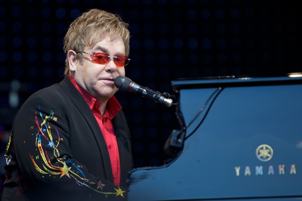 „The Bitch Is Back” – Elton John în Piaţa Constituţiei (12.06.2010)