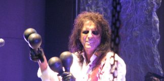 SCURT ŞI DE LA DISTANŢĂ DESPRE ALICE COOPER ALICE COOPER LA ARENELE ROMANE