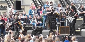 RECORD MONDIAL: Steve Vai, Michael Angelo Batio și Eric Burdon au cântat „Hey Joe” alături de 7.344 de chitariști în Polonia