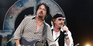 TOTO CONDAMNĂ IPOCRIZIA RELIGIOASĂ ÎN PIESA „HOLY WAR” – VIDEO