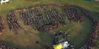 1.000 de fani italieni ai trupei Foo Fighters au cântat pentru a-l convinge pe Dave Grohl să susțină un concert la Cesena – VIDEO