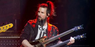 Bumblefoot: „Cred că provocarea prezentului este: fie ne acceptăm cu bune și cu rele, fie cedăm în fața presiunii”
