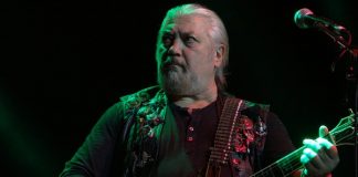 Dan Andrei Aldea și Nicu Covaci la Hard Rock Cafe (28.10.2016) Ultimul zbor al păsării Phoenix. Câteva lucruri mai puțin știute despre Nicu Covaci explică de ce a ajuns să cânte la masa lui George Simion