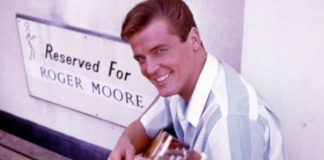 A murit Roger Moore! R.I.P!