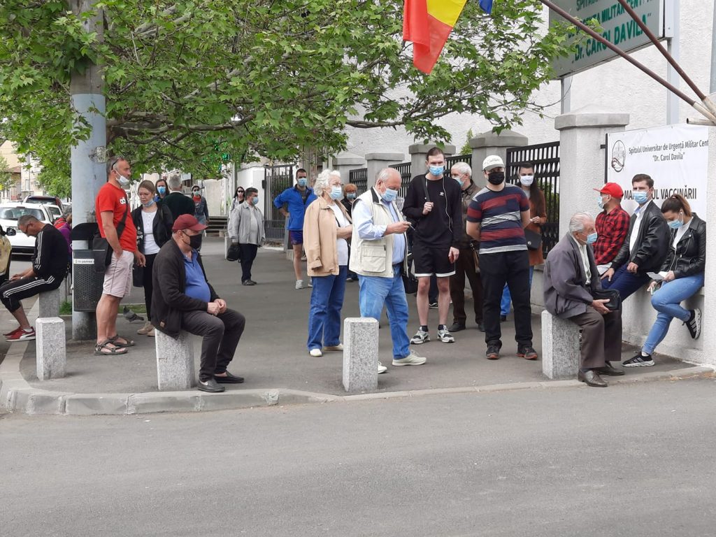 Maratonul vaccinării? Mai degrabă al proastei organizări și al statului la coadă (8.05)