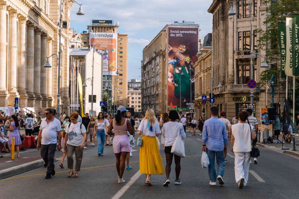 Strazi Deschise - Bucuresti: Weekend pietonal pe Calea Victoriei, cu spectacole stradale si traseu extins pe strazile Piata Amzei si Christian Tell