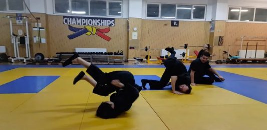 Din jurnalul unui ninja (113): Despre rostogoliri, căderi (și alte eșecuri controlate) Din jurnalul unui ninja (113): Despre rostogoliri, căderi (și alte eșecuri controlate)